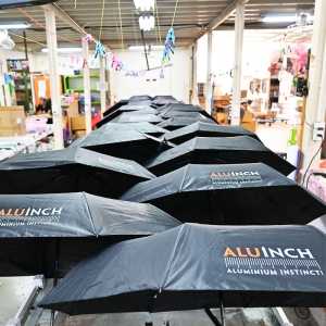 ผลงาน ผลิตร่มพรีเมี่ยม ร่มพับ สกรีนโลโก้ ALUiNCH