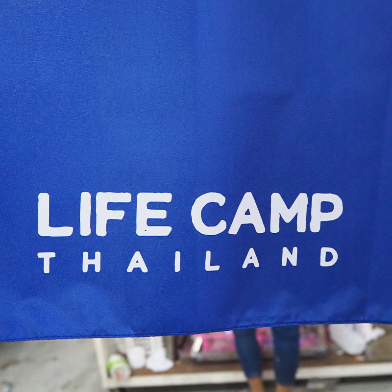 ผลงานการสกรีนโลโก้ LIFE CAMP THAILAND บนผ้าสำหรับทำ ร่มพรีเมี่ยม