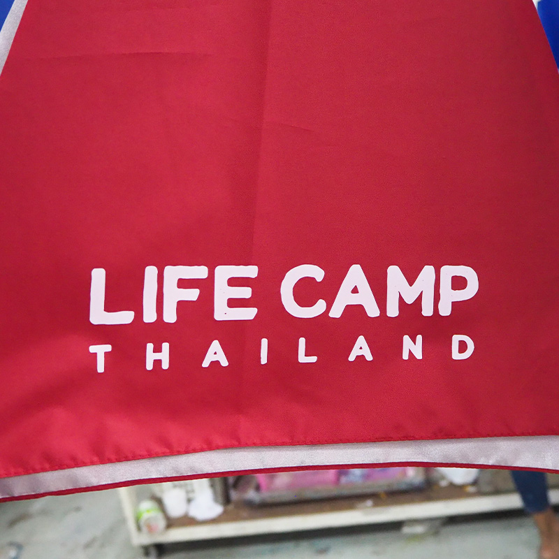 ผลงานการสกรีนโลโก้ LIFE CAMP THAILAND บนผ้าสำหรับทำ ร่มพรีเมี่ยม