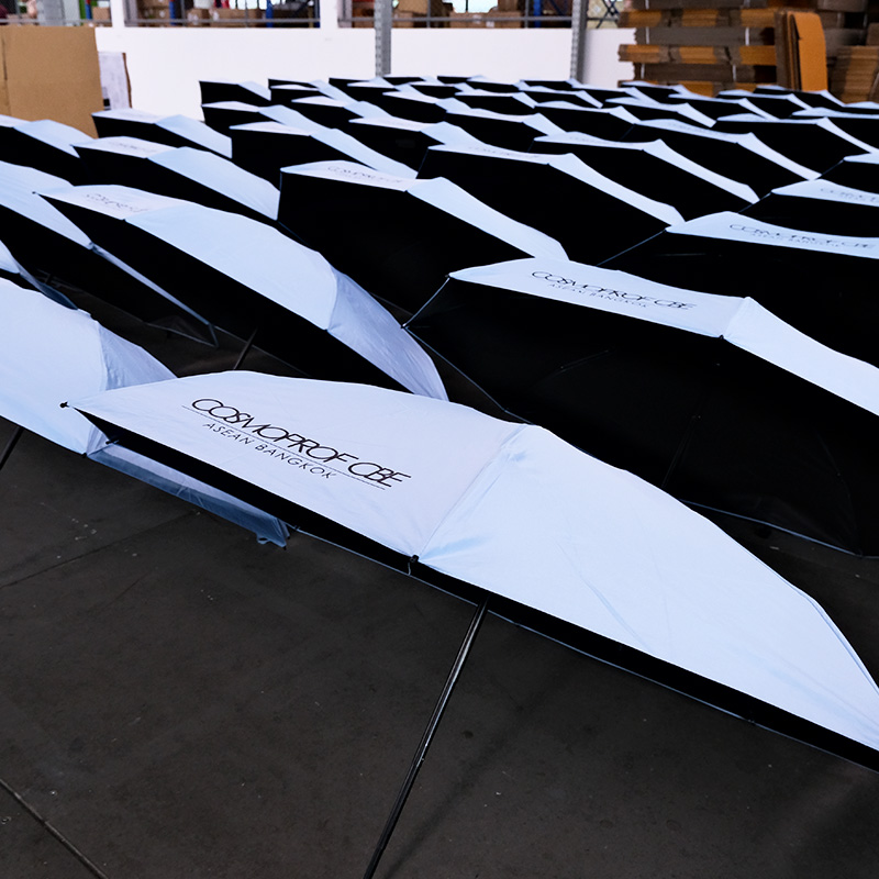 ร่ม-สกรีนโลโก้-COSMOPROF-OBE-4 ร่ม-สกรีนโลโก้-COSMOPROF-OBE